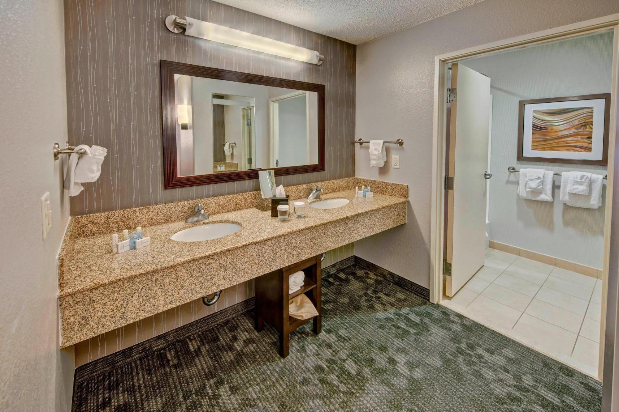 Courtyard By Marriott Alexandria Hotel Ngoại thất bức ảnh