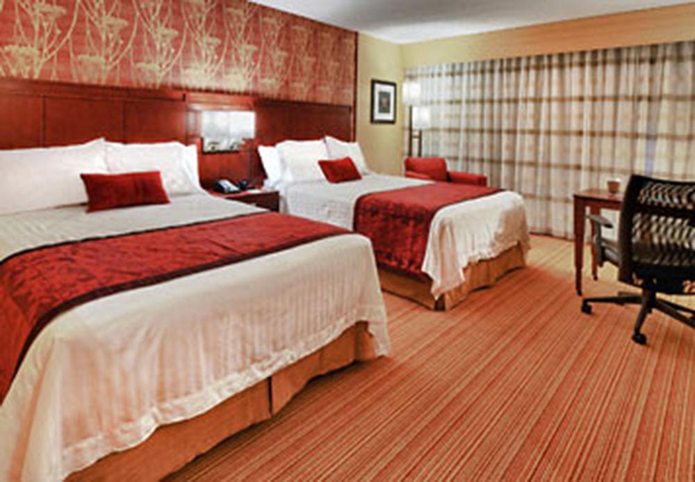 Courtyard By Marriott Alexandria Hotel Phòng bức ảnh