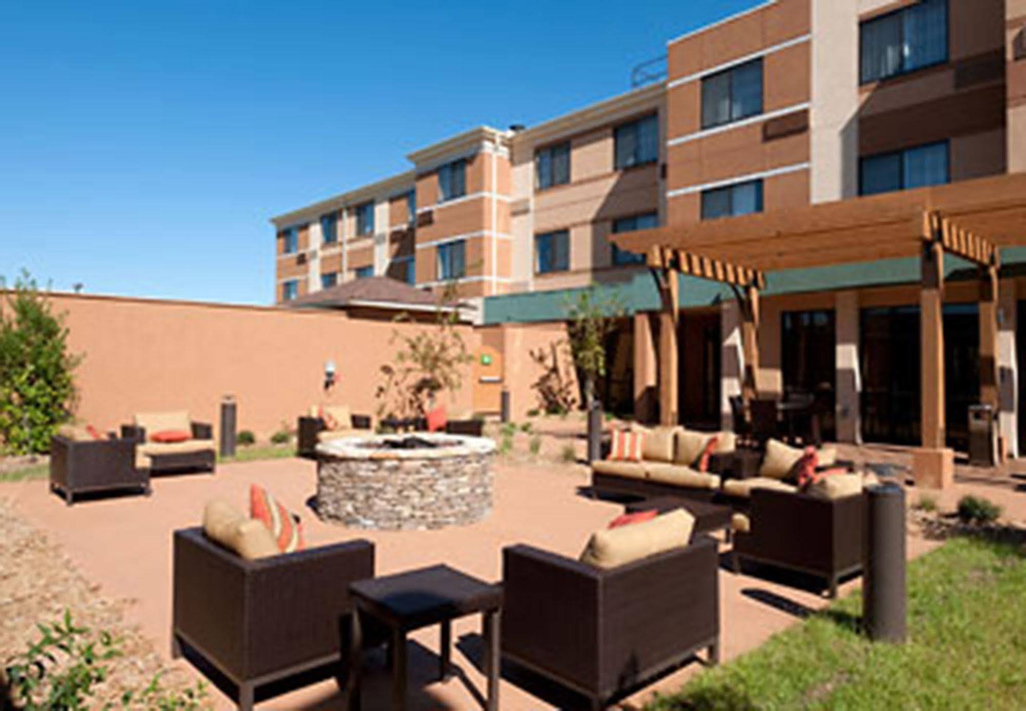 Courtyard By Marriott Alexandria Hotel Ngoại thất bức ảnh